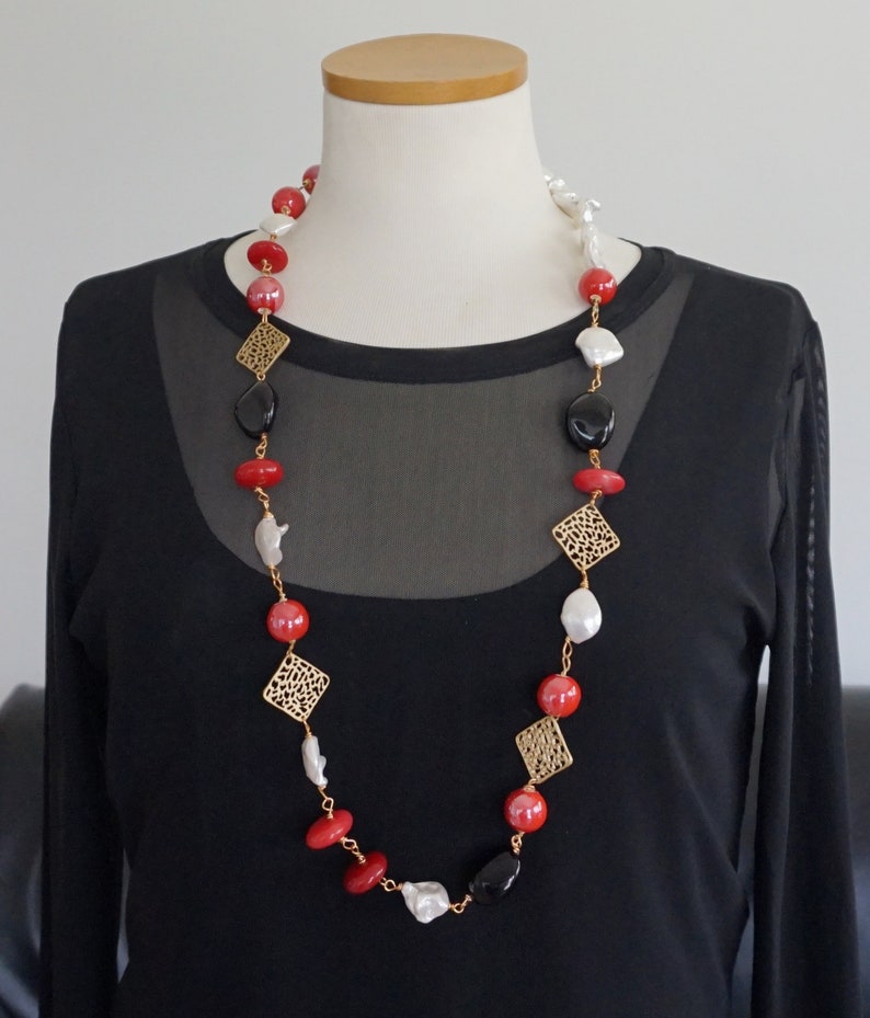 Long collier boho chi asymétrique avec perles en céramique rouge, perles baroques blanches, rondelles en verre noir et pierres dures, agate rouge et zamak image 6