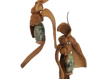 Pendientes étnicos colgantes de piedra jaspe verde con rayas de cuero marrón claro