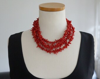 collier ras de cou court multibrins imitant des brins de corail rouge