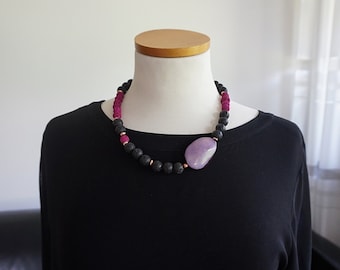 collana girocollo pietra lavica nera e fucsia con seme lilla tagua, gioielli etnici fatti a mano in Italia