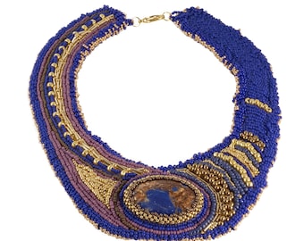 collier brodé de perles colorées avec pierre de jaspe, style plastron, tour de cou au design particulièrement exclusif, pièce unique faite à la main