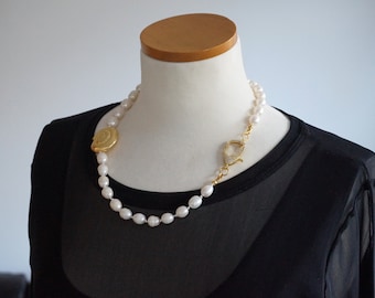 Collier de perles de rivière blanches, tour de cou asymétrique avec mousqueton pailleté et coque en métal doré, bijoux fantaisie fabriqués en Italie