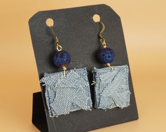 orecchini riciclo creativo tessuto cotone azzurro, quadrati pendenti con perle pietre naturali lava blu, moda ecosostenibile, idea regalo