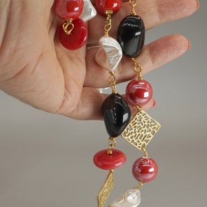 Long collier boho chi asymétrique avec perles en céramique rouge, perles baroques blanches, rondelles en verre noir et pierres dures, agate rouge et zamak image 9