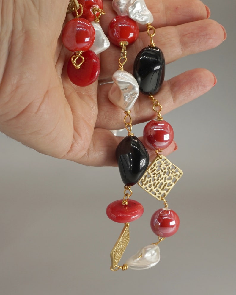 Long collier boho chi asymétrique avec perles en céramique rouge, perles baroques blanches, rondelles en verre noir et pierres dures, agate rouge et zamak image 9