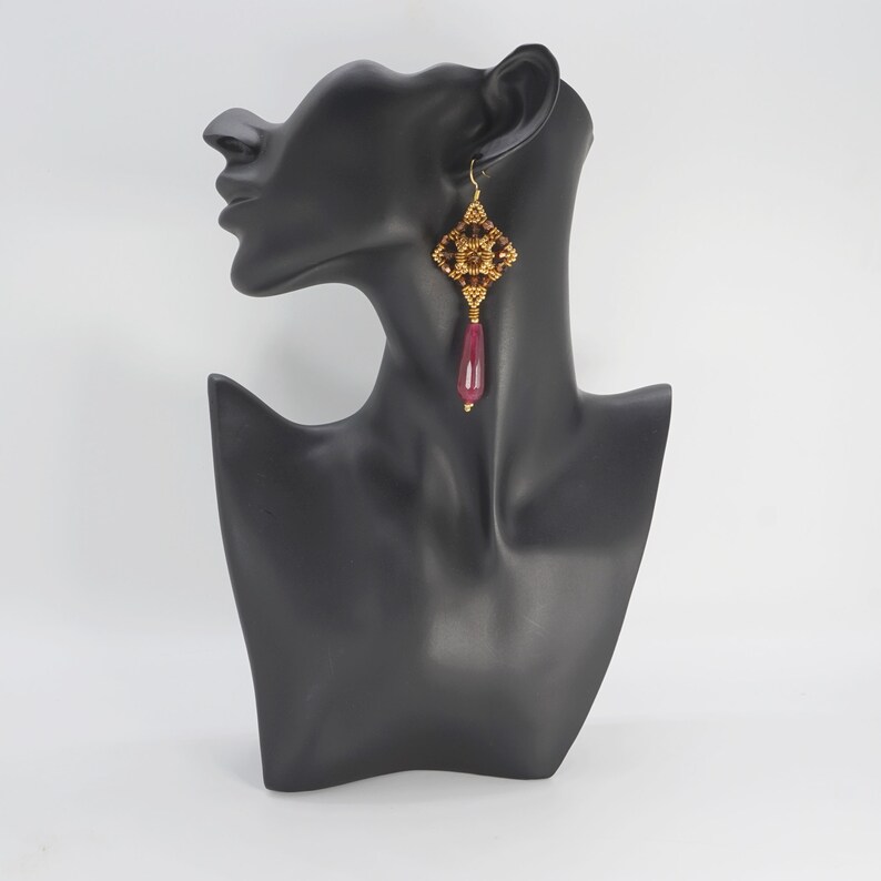 Boucles d'oreilles pendantes particulières avec goutte de pierre dure rouge, perles dorées et cristaux, bijoux fantaisie artisanaux italiens image 8