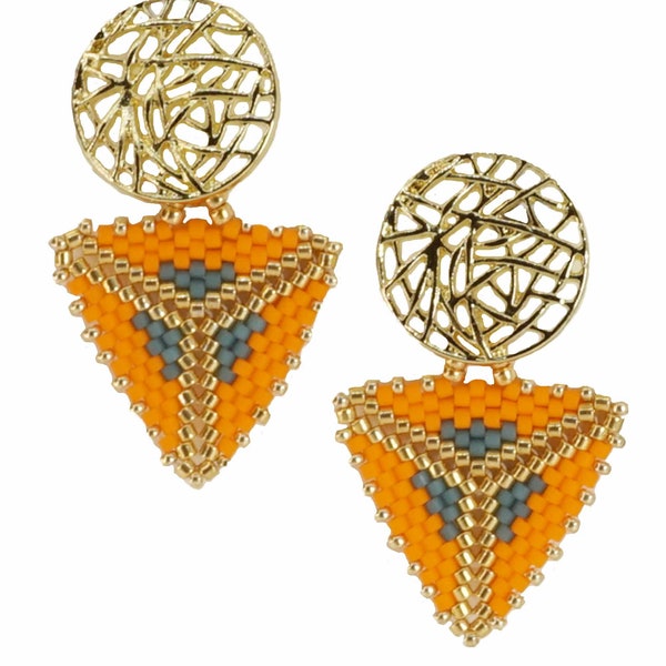 orecchini triangolari, pendenti fatti a mano con perline, arancioni, oro e canna da zucchero, bigiotteria artigianale, negozi italiano