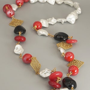 Long collier boho chi asymétrique avec perles en céramique rouge, perles baroques blanches, rondelles en verre noir et pierres dures, agate rouge et zamak image 4