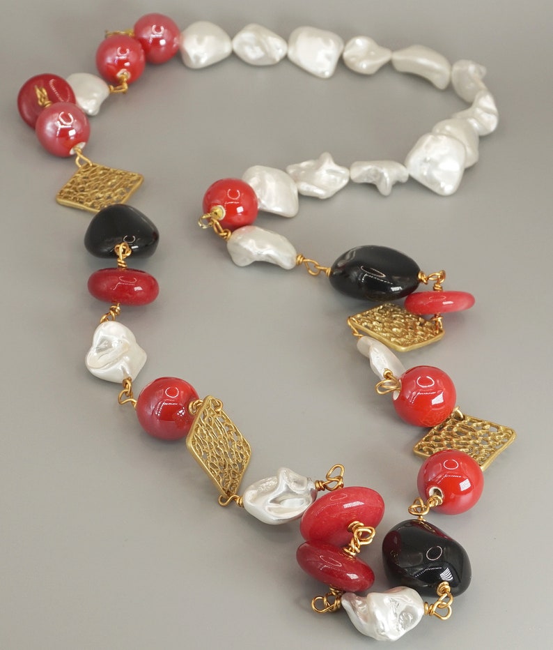Long collier boho chi asymétrique avec perles en céramique rouge, perles baroques blanches, rondelles en verre noir et pierres dures, agate rouge et zamak image 4