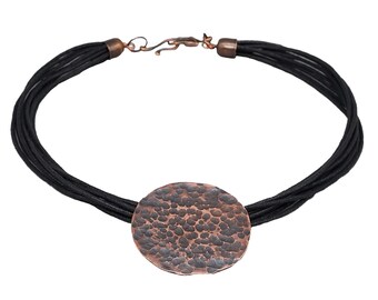 collar negro con gran colgante redondo de cobre martillado estilo boho tribal, bisutería artesanal italiana, idea de regalo para un amigo de Tizianat