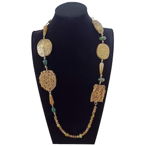 Very original long ethnic boho necklace made of porcelain fig fibers and gold-colored semiprecious stones, Italian handcrafted costume jewelry for women.