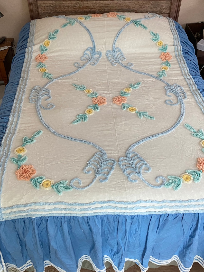 Vintage Dellinger chenille bedspread full shops size skirted