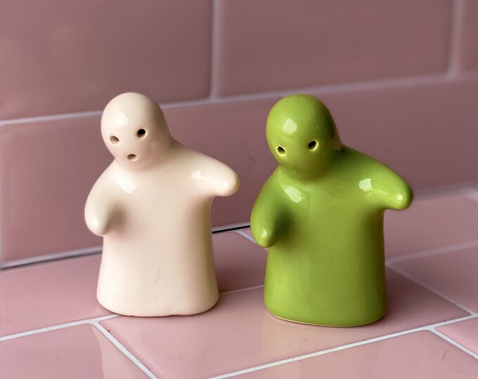 Vintage Green & White Hugging Ghosts Salt and Pepper Shakers found by Willabird Designs Vintage Finds. Classic 1970s Love and Hugs Series