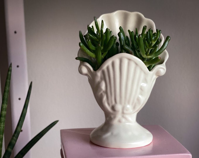 Creamy-White Victorian Clam Shell Flourish Vase or Planter found by Willabird Designs Vintage Finds