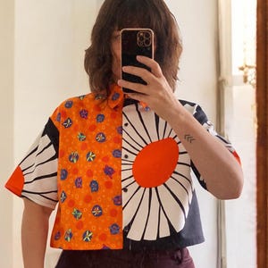 AU10 statement crop-shirt met bloemenprint, handgemaakte Scandinavische katoenen top