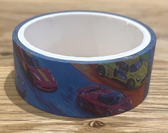 Cinta adhesiva decorativa con diseño de coches de carreras brillantes: accesorio para agendas, diarios y álbumes de recortes (fondo azul).