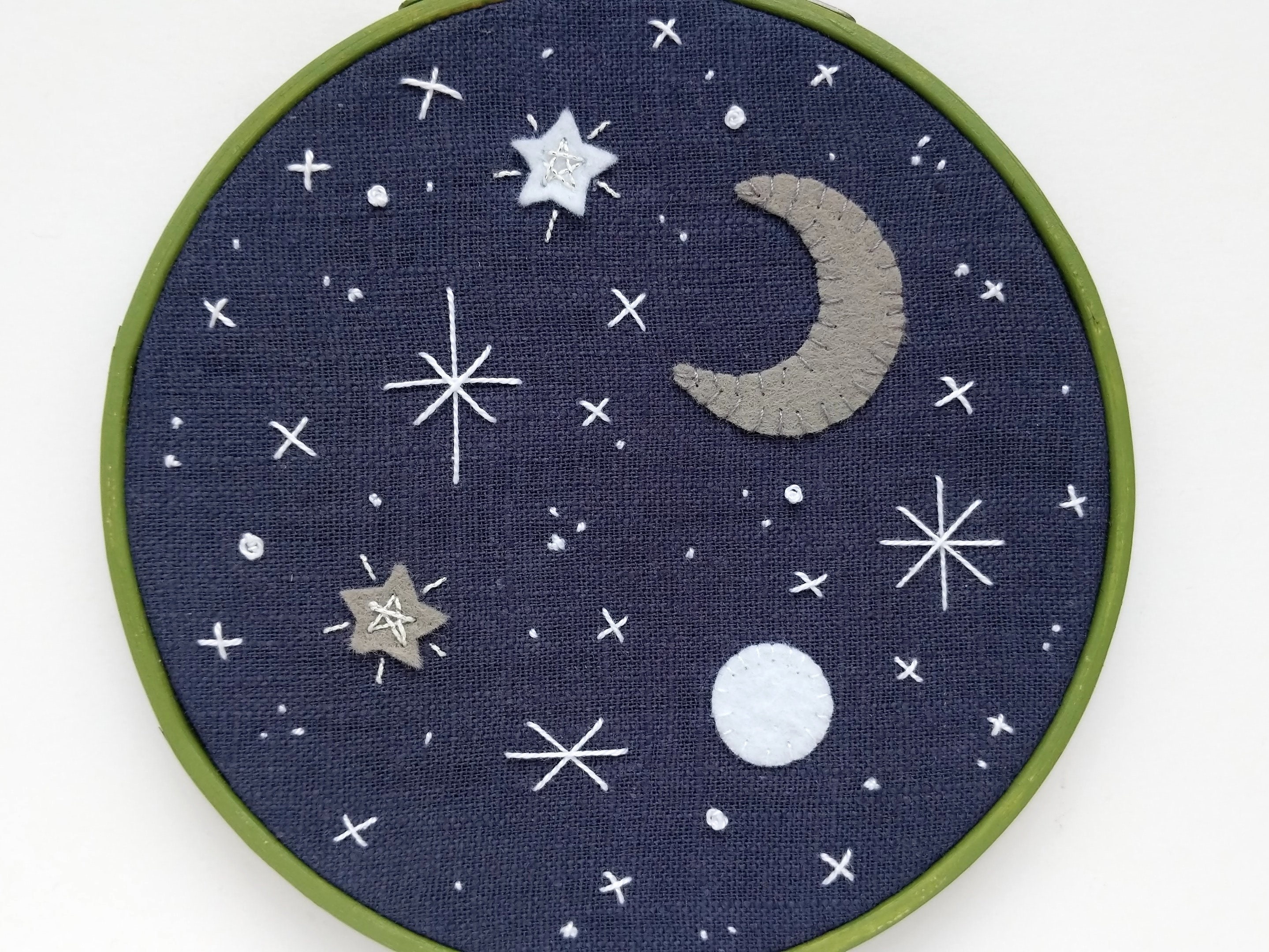 夜空 #26 三日月と星の刺繍枠アート - Etsy 日本