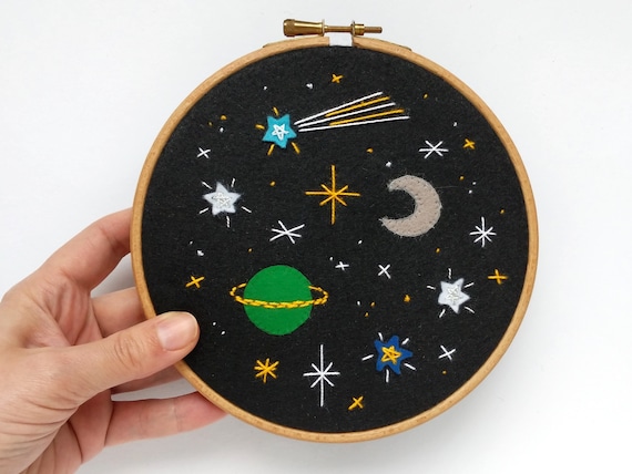 夜空 #3 土星、月、流れ星の刺繍枠アート - Etsy 日本