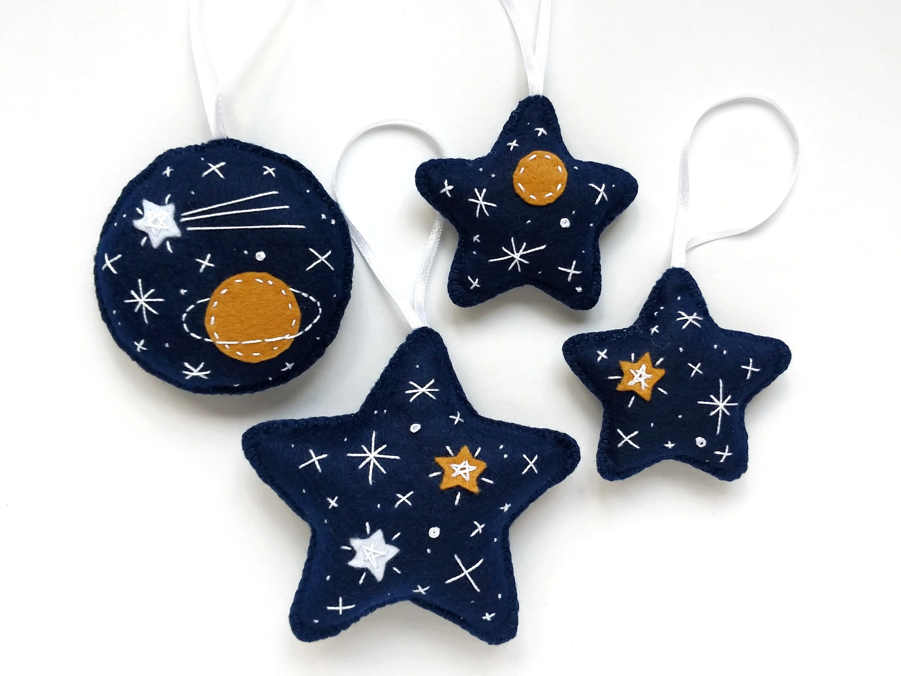 Ornement de Feutre Bleu Foncé Brodé Réglé avec Saturne et Étoiles, Ornements d'arbre Noël