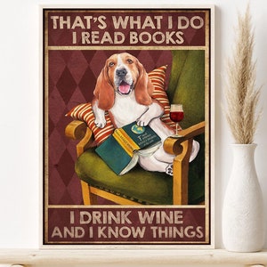 Op de afbeelding: Een vintage poster met een basset hound die in een groene fauteuil zit, een boek leest en een glas wijn vasthoudt. De poster heeft een rode achtergrond met een ruitpatroon en de tekst "That's what I do I read books I drink wine and I know things".