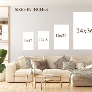 K&ouml;nnte beinhalten: Ein Wohnzimmer-Interieur mit einem wei&szlig;en Sofa und verschiedenen Kissen. An der Wand hinter dem Sofa befindet sich ein Schild mit der Aufschrift "SIZES IN INCHES" und vier verschiedenen Druckgr&ouml;&szlig;en: 11x17, 12x18, 16x24 und 24x36.