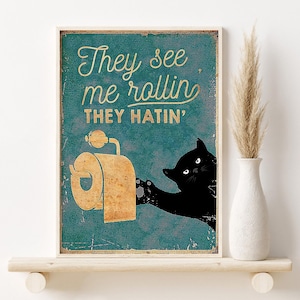 Póster de papel higiénico con un gato negro divertido, "Me ven rodando, me odian", decoración de gato negro en el baño, arte de pared para baño de estilo rústico.