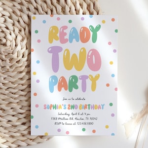 Puede incluir: Una colorida invitación de fiesta de cumpleaños con el texto "READY TWO PARTY" en letras de burbujas. La invitación incluye detalles para el segundo cumpleaños de Sofía, con fecha, hora y lugar. El diseño presenta lunares pastel.