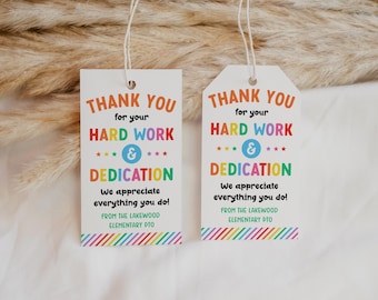 Op de afbeelding: Twee witte cadeaulabels met de tekst "THANK YOU for your HARD WORK & DEDICATION". De labels hebben kleurrijke tekst en een gestreepte rand. De tekst "We appreciate everything you do!" is ook opgenomen.