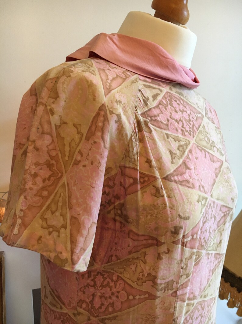 Fair Condition Vintage 1960s Custom Made Lightweight Short Sleeve Summer Dress in Pink and Cream Abstract Pattern-Approx Size 10-12
