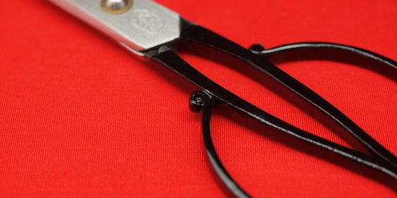 15 cm (5-sun) (5-sun) cm 'tanebasami' scissors. Polished carbon steel. With hand-made 'Orizuru' scissors cover in vivid red. 3389fa 15 cm (5-sun) (5-sun) cm 'tanebasami' scissors. Polished carbon steel. With hand-made 'Orizuru' scissors cover in vivid red. 3389fa