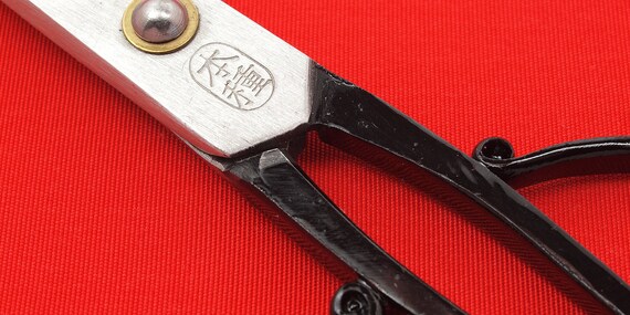 15 cm (5-sun) (5-sun) cm 'tanebasami' scissors. Polished carbon steel. With hand-made 'Orizuru' scissors cover in vivid red. 3389fa 15 cm (5-sun) (5-sun) cm 'tanebasami' scissors. Polished carbon steel. With hand-made 'Orizuru' scissors cover in vivid red. 3389fa
