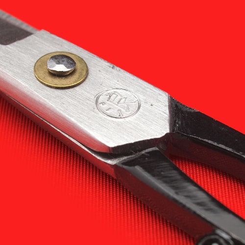 18cm (6-sun) 'tanebasami' scissors. Polished carbon steel. With hand-made 'Asa-no-ha' scissors cover in signal shops red.