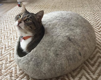 Casa, cama, nido para la siesta o cueva para gatos o conejos. Hecha a mano. Lana de oveja ecológica. Blanco nieve. Talla L (Grande).