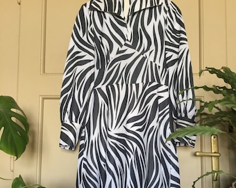 SALE Vintage 70s animal print dress long bishop sleeve zebrs dress Mod Go Go medium