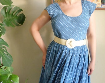 Robe bleue à pois vintage des années 90 avec robe d'été à plusieurs niveaux maxi cercle complet à manches courtes petite moyenne