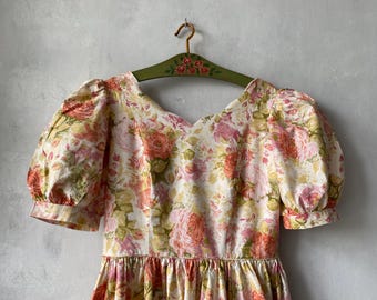 Abito vintage anni '80 Laura Ashley con stampa floreale, schiena scoperta e maniche a sbuffo, ideale per eventi e balli di fine anno, taglia media/grande.