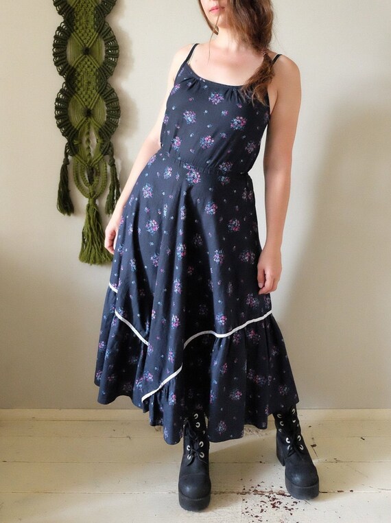 Pragodey 70s Vintage Navy blue floral print Prairi