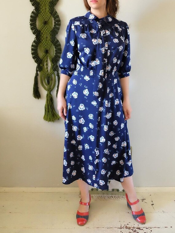 Sale Vintage 70s Blue Dress With White Flowers Short Sleeve Midi Bow Dress Medium Large Etsy Canada