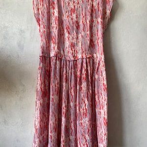 Vintage Rosa Klänning med Abstrakt Mönster Transparent Sommarklänning i Crepe Small Medium