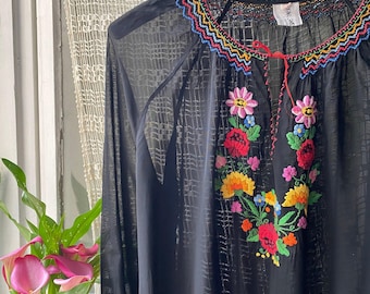 Vintage 70er Jahre ungarische Bluse bestickt schwarze schiere gesmokte Bluse small medium