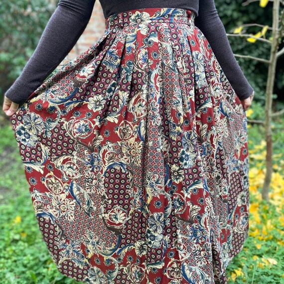 Sale Vintage jaren 90 bordeauxrode rok met bloemen en patchworkpatroon midi plooirok met zakken medium Etsy Nederland