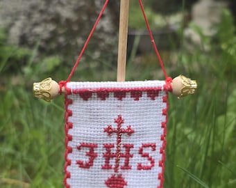 Osterfähnchen, traditionell großflächig per Hand doppelseitig bestickt mit IHS und Osterlamm, goldene Akzente und goldene Schmuckkäppchen