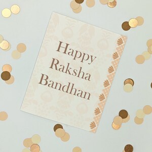 Carte Raksha Bandhan Rakhi heureuse de Zazzle.be Liste d'envies Vous avez des idées ? imprimée blanc et beige | Carte Rakhi pour frère | 4,25 x 5,5 pouces ou 3 x 4 pouces