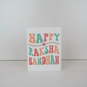 Cartão feliz de Raksha Bandhan de <br> Entrega Rápida? Groovy, retro, cartão para irmão, irmão Raksha Bandhan Cartão Comemorativo | 4,25 x 5,5 polegadas