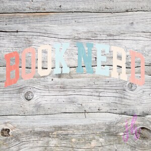 Könnte beinhalten: Der Schriftzug "BOOK NERD" in einem geschwungenen Design, wobei jeder Buchstabe eine andere Pastellfarbe hat: Koralle, Creme und Hellblau. Der Hintergrund ist eine verwitterte, graue Holzoberfläche.