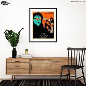 Puede incluir: Un p&oacute;ster enmarcado en negro con fondo naranja que presenta un grupo de personajes de la pel&iacute;cula "The Lost Boys". El texto "The Lost Boys" est&aacute; en blanco con un contorno negro. Los personajes est&aacute;n dibujados en un estilo de dibujos animados, con el personaje principal usando gafas de sol.