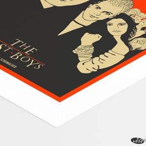 Puede incluir: Una ilustraci&oacute;n en blanco y negro de un cartel de pel&iacute;cula para "The Lost Boys" dirigida por Joel Schumacher. El cartel presenta a un grupo de j&oacute;venes, incluyendo una joven con cabello largo y oscuro, un joven con cabello corto y oscuro, y un grupo de otros j&oacute;venes en el fondo.