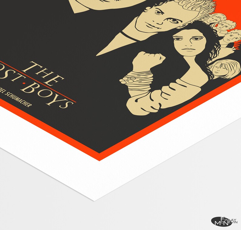 Puede incluir: Una ilustraci&oacute;n en blanco y negro de un cartel de pel&iacute;cula para "The Lost Boys" dirigida por Joel Schumacher. El cartel presenta a un grupo de j&oacute;venes, incluyendo una joven con cabello largo y oscuro, un joven con cabello corto y oscuro, y un grupo de otros j&oacute;venes en el fondo.