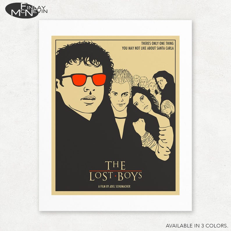 Puede incluir: Una ilustraci&oacute;n en blanco y negro de un cartel de pel&iacute;cula para la pel&iacute;cula "The Lost Boys". El cartel presenta a un grupo de j&oacute;venes, incluido un vampiro con gafas de sol rojas. El texto en el cartel dice: "Solo hay una cosa que puede que no te guste de Santa Carla. The Lost Boys. Una pel&iacute;cula de Joel Schumacher."