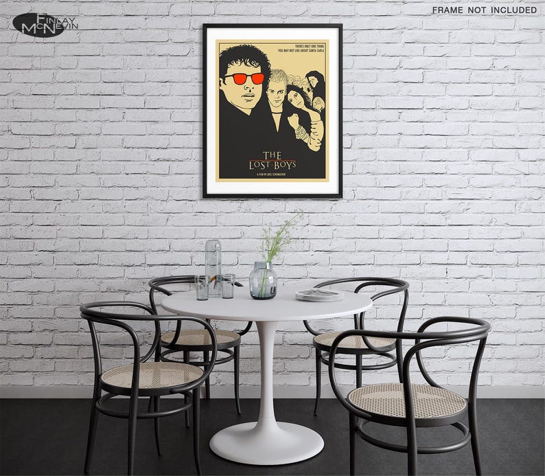 Puede incluir: Un p&oacute;ster en blanco y negro con un dise&ntilde;o minimalista que presenta el t&iacute;tulo "The Lost Boys" en fuente amarilla. El p&oacute;ster representa a un grupo de j&oacute;venes, uno de ellos con gafas de sol rojas, sobre un fondo oscuro.